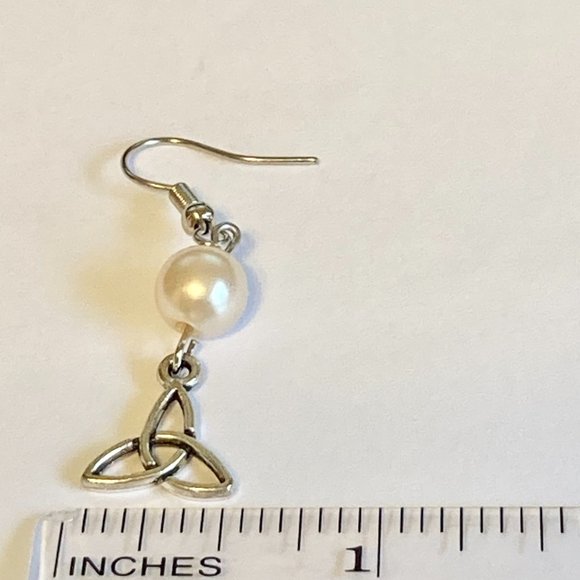 Celtic Knot Earrings Silver Plated Irish St Patricks Day White Glass Pearl - Picture 7 of 8